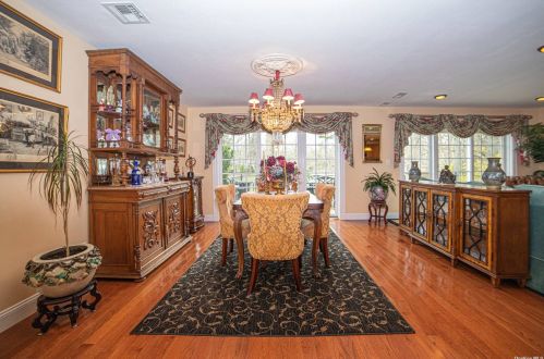 152 Fairfield Dr, Holbrook, NY 11741-2858