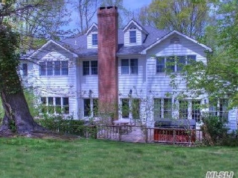 1 Stargazer Ct, Northport, NY 11768-1054