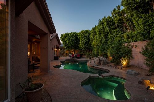 8 King Edward Ct, Rancho Mirage CA  92270-1621 exterior