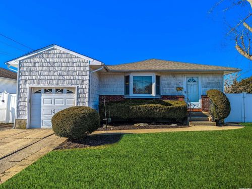 40 15th St, Deer Park, NY 11729-4002