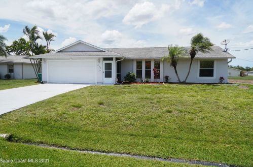 605 Marion Ave, Fort Pierce, FL 34983-1557