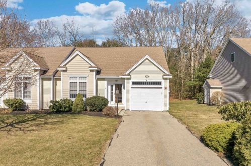 8 Ash Dr, Kingston, NH 03848-3350