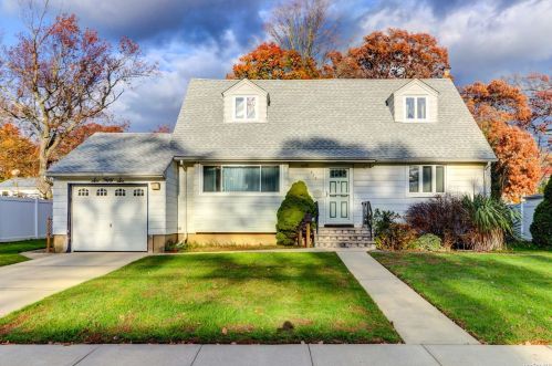 656 Clinton Ave, North Lindenhurst, NY 11757-2805