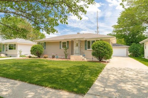 9833 Delaware Pl, Hammond, IN 46322-3325