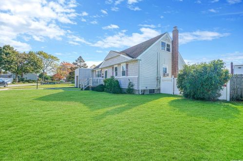 107 Edmore Ln, West Islip, NY 11795-4011