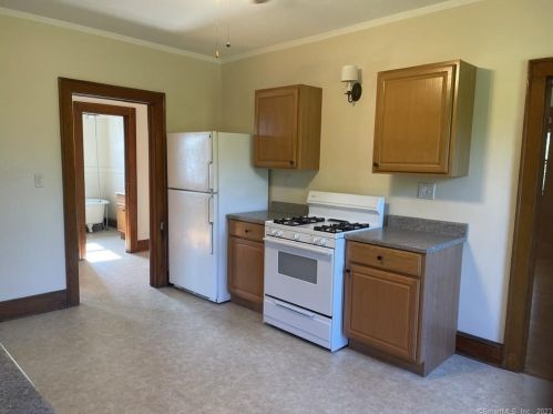 18 Broad St, Plainville, CT 06062-2225