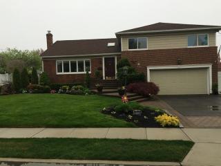 2775 Harbor Rd, North Merrick, NY 11566-4609