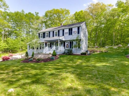 11 Laurel Dr, Upper Stepney, CT 06468-1649