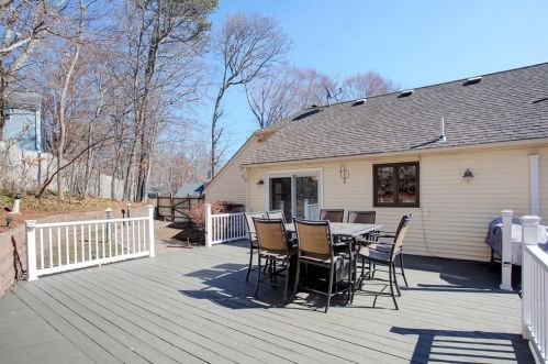 6 Poplar Dr, Mashpee MA 02649-2064 exterior