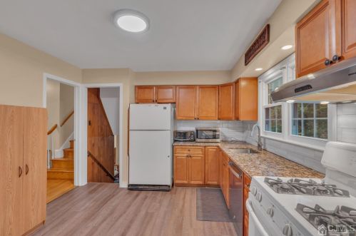 4 Plymouth Ln, East Brunswick NJ  08816-3321 exterior