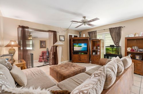 204 Maple Ave, Fort Pierce, FL 34982-3433