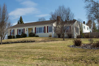 25 Clover Hill Dr, Poughkeepsie, NY 12603-3201