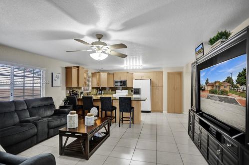 7215 15th Ave, Hialeah FL  33014-3805 exterior