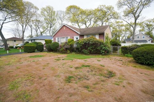 26 Peacock Ln, Babylon, NY 11703-4206