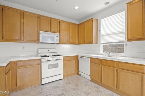 3870 Shakespeare Dr, Oxnard CA  93033-6868 exterior