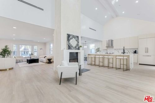 11512 La Maida St, North Hollywood CA  91601-4323 exterior