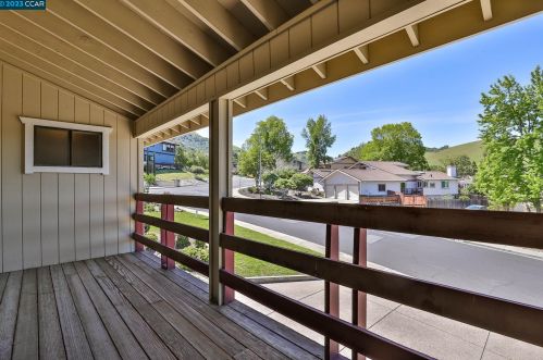 5525 Merritt Dr, Concord CA 94521-4708 exterior