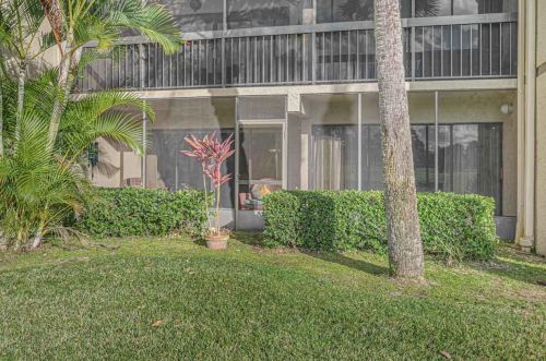 9450 Meadowood Dr, Fort Pierce FL  34951-2951 exterior
