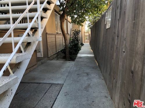 232 21st St, Long Beach, CA 90806-4732