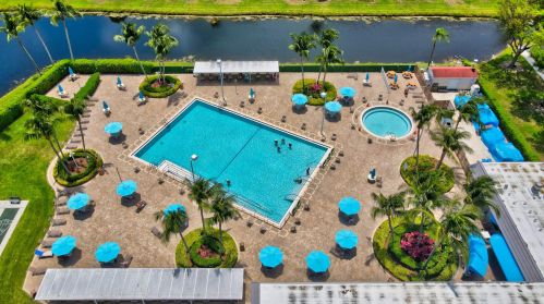 260 Saxony F, Delray Beach FL  33446-1838 exterior