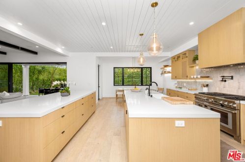 4910 Texhoma Ave, Van Nuys CA  91316-3740 exterior