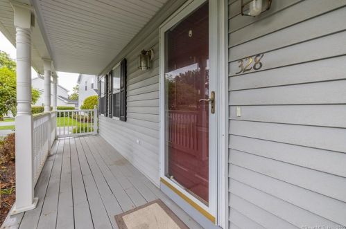 328 Buckskin Ct, Bridgeport, CT 06611-3272