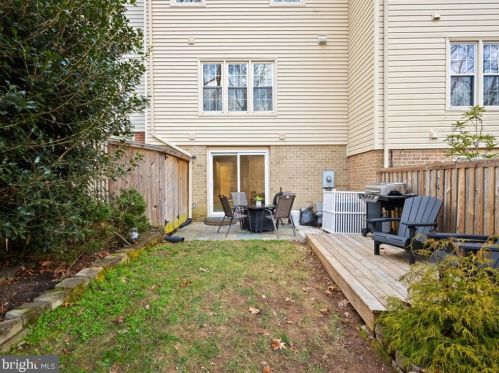 9733 Lakepointe Dr, Springfield VA  22015-1881 exterior