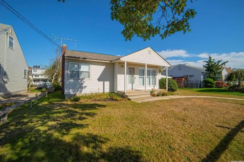 21 Hayes Rd, Amityville, NY 11701-4027