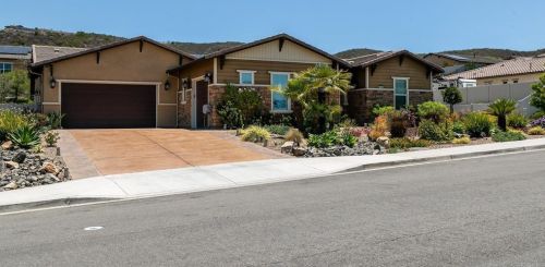 1720 Sugarbush Dr, Vista, CA 92084