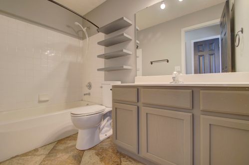 1733 Greatwood Dr, Florence KY  41042-8121 exterior