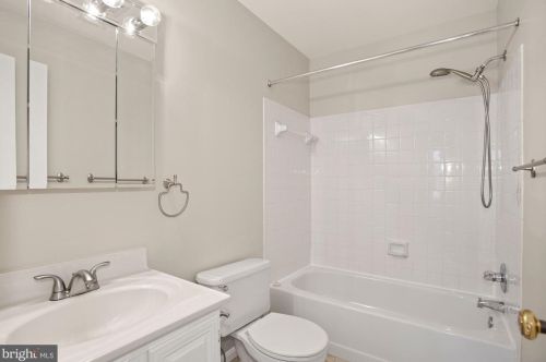 20015 Great Fls Frst Dr, Great Falls VA 22066-4233 exterior