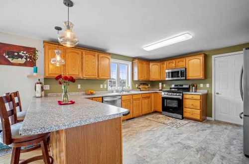 4 Ivans Ln, Dover NH  03820-9131 exterior