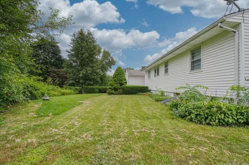32 Maple View Dr, Waterbury CT  06716-1643 exterior