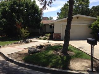 415 Lotus Dr, Hanford, CA 93230-1732