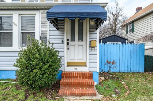 92 Albert St, Woodbridge, NJ 07095-2856