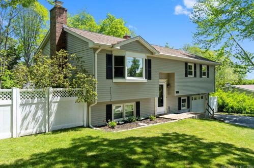 11 Blais Rd, Uncasville, CT 06382-1101