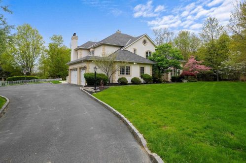 2 Maple Rd, Cornwall Hud, NY 12520-1801