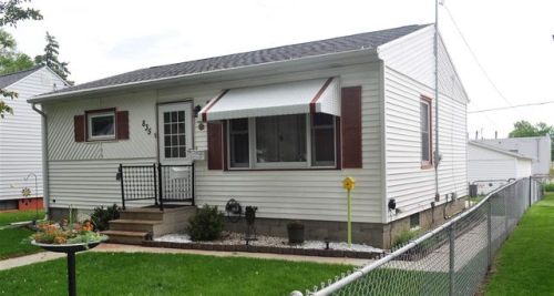 835 Knoll Ave, Waterloo, IA 50701-6122