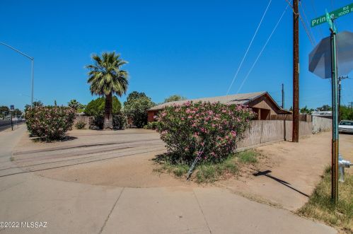 945 Prince Rd, Tucson AZ 85705-3026 exterior