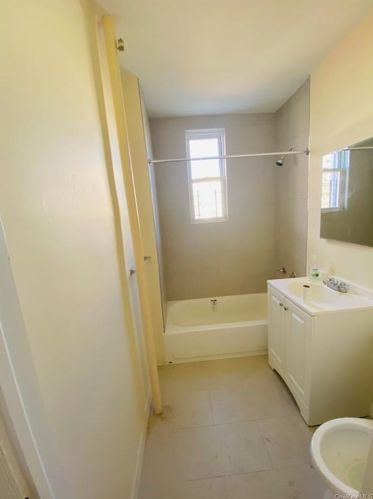 915 213th St, Bronx, NY 10469-1111