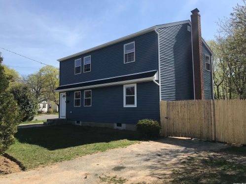 43 Deer St, Wheatley Heights, NY 11798-3301
