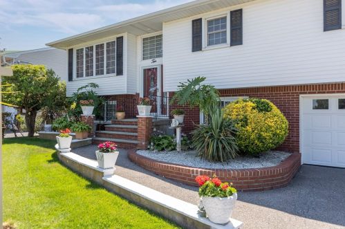 10 Hoyt Pl, North Lindenhurst, NY 11757-6905