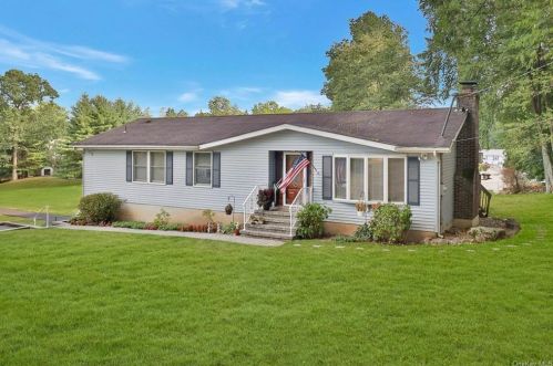 6 Mountainside Ln, Stony Point, NY 10980-3430