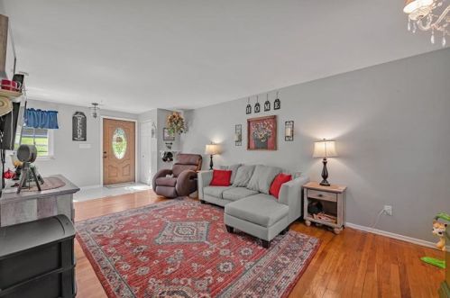 6045 Bolte Dr, Verona, PA 15147-3203