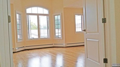 8 Ackerman Pl, Palisades Park NJ  07650-1302 exterior