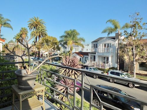 227 Glendora Ave, Long Beach CA  90803-3504 exterior