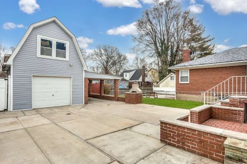 86-15 262nd St, Floral Park NY  11004-1344 exterior