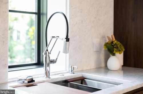 3302 Cleveland Ave, Washington DC 20008-3456 exterior