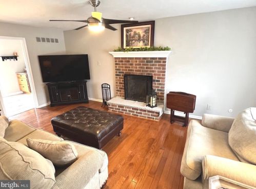 337 Hanby Cir, Boothwyn PA  19061-2319 exterior