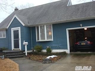 52 31st St, Copiague, NY 11726-2506